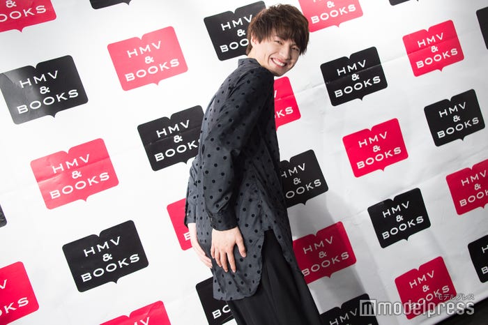 自慢のお尻をアピールする小南光司 (C)モデルプレス