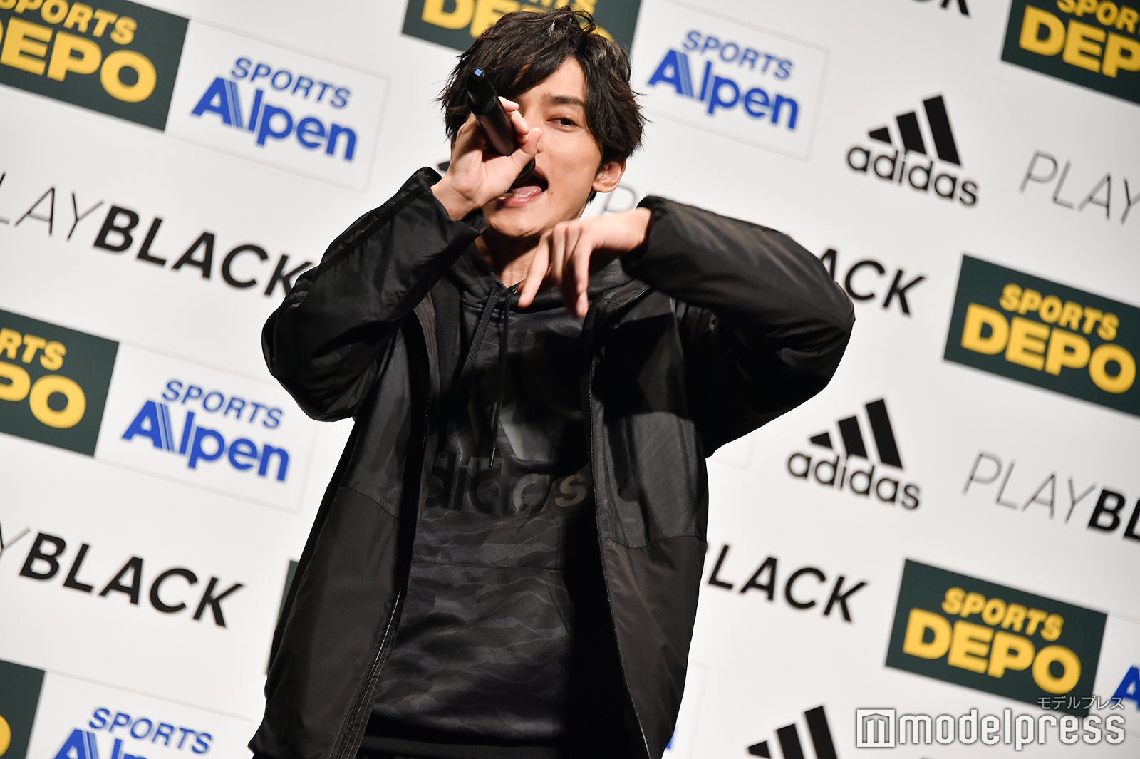 ラップ楽曲を披露するSKY-HI （C）モデルプレス