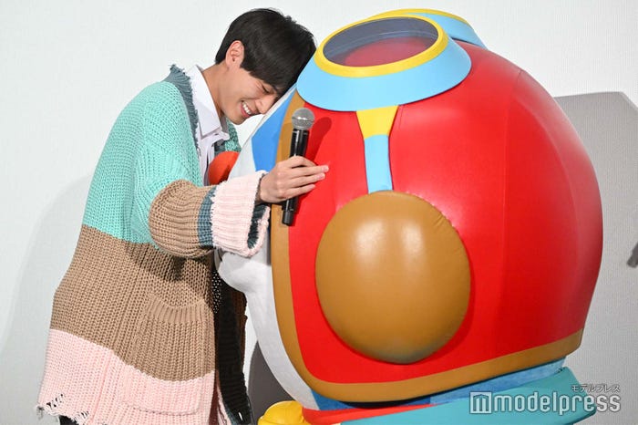 ドラえもんに頭を擦り付ける永瀬廉 (C)モデルプレス