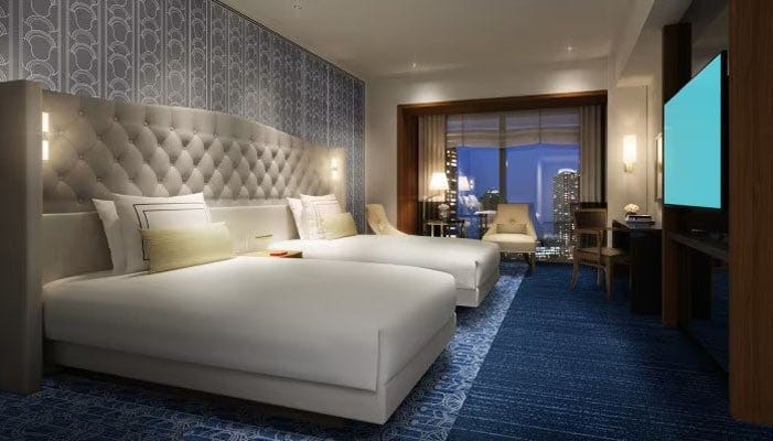 客室の大きな窓から横浜のシティビューを眺望