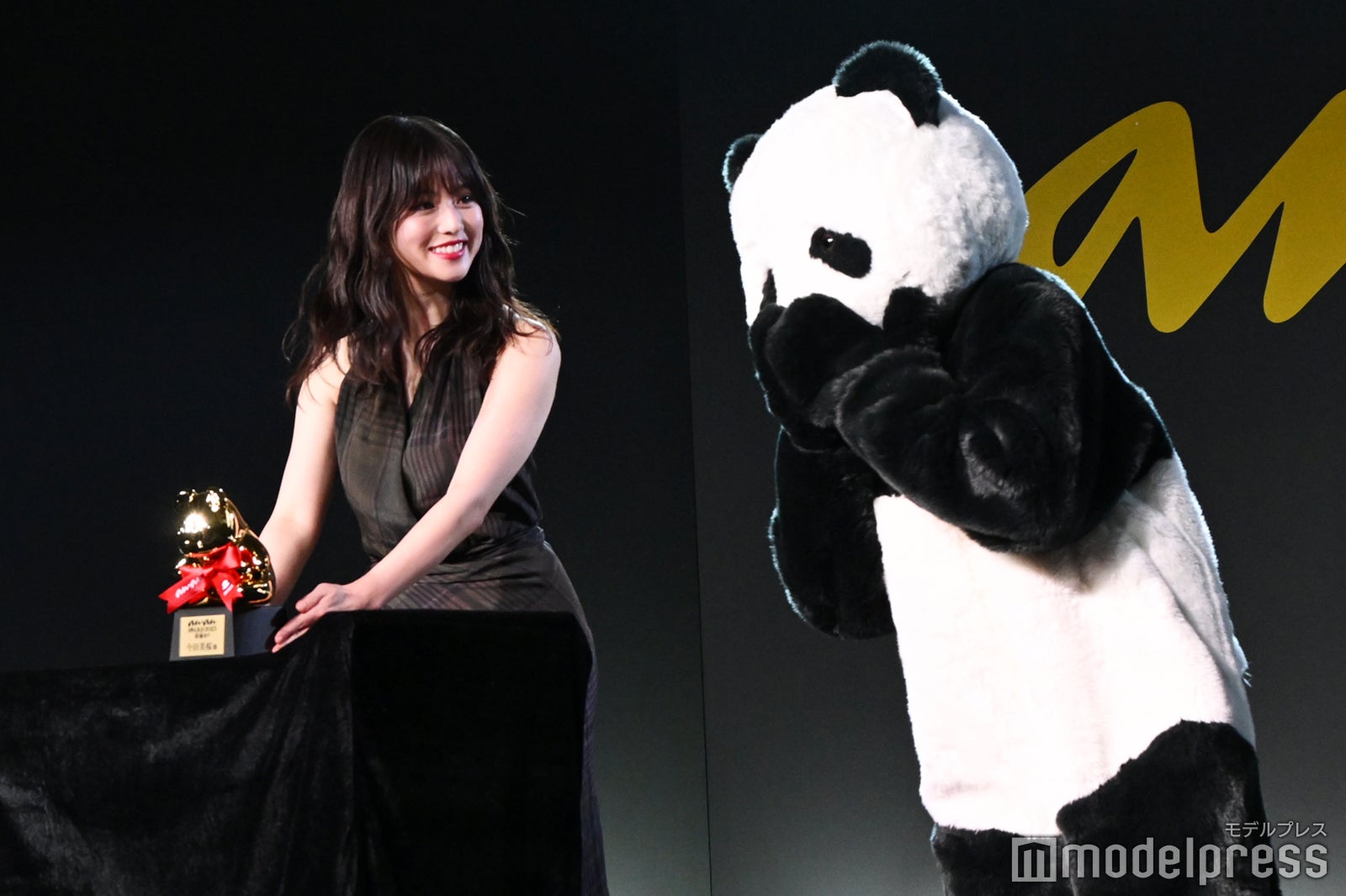 今田美桜に照れるananパンダ（C）モデルプレス