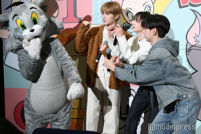 トムにちょっかいをかけるTAESAN(テサン)、SUNGHO(ソンホ)、JAEHYUN(ジェヒョン)(C)モデルプレス