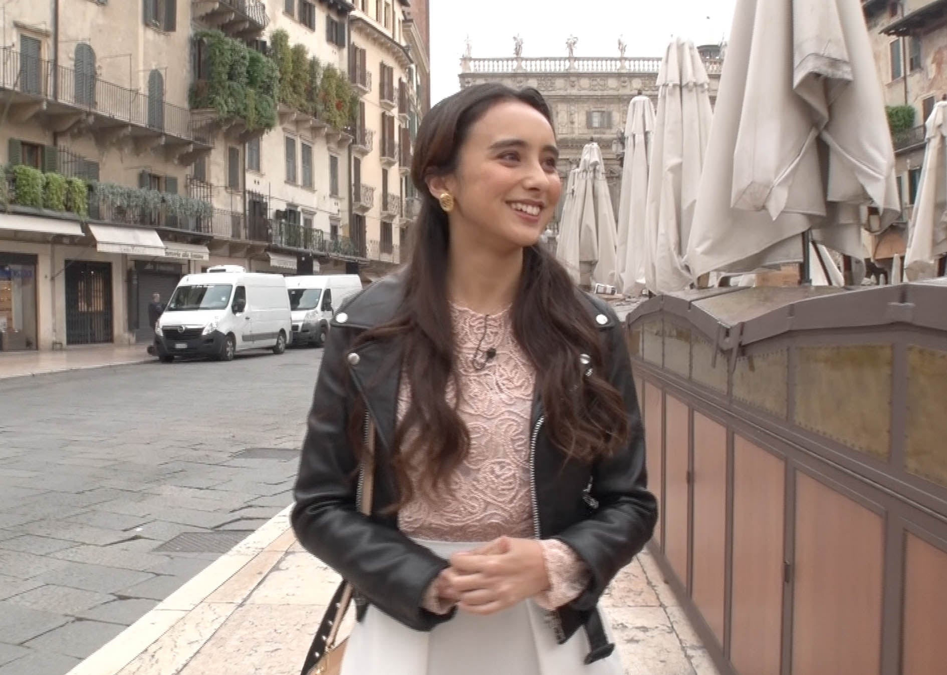 ヴェローナを歩く石田ニコル／画像提供：関西テレビ