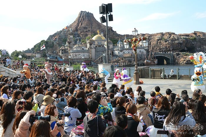 「カラフルホリデー・グリーティング」ゲストと触れ合うキャラクターたち