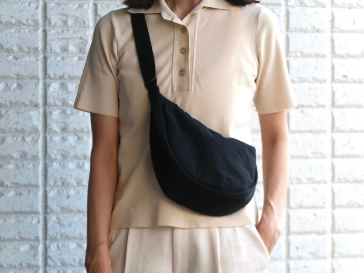 ななめ掛けした時のおさまりもよし。ストラップ（肩ひも）の長さも変えられます