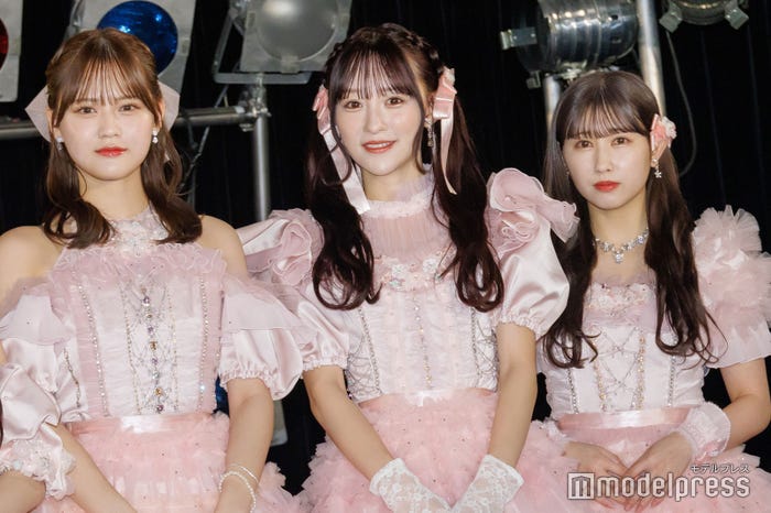 (左から)高松瞳、音嶋莉沙、山本杏奈(C)モデルプレス