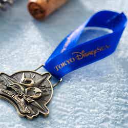 20周年を記念したスーベニアメダル※フルボトル、もしくはハーフボトルのワインを購入すると、プラス500円でスーベニアメダルも購入可能／リストランテ・ディ・カナレット（C）Disney