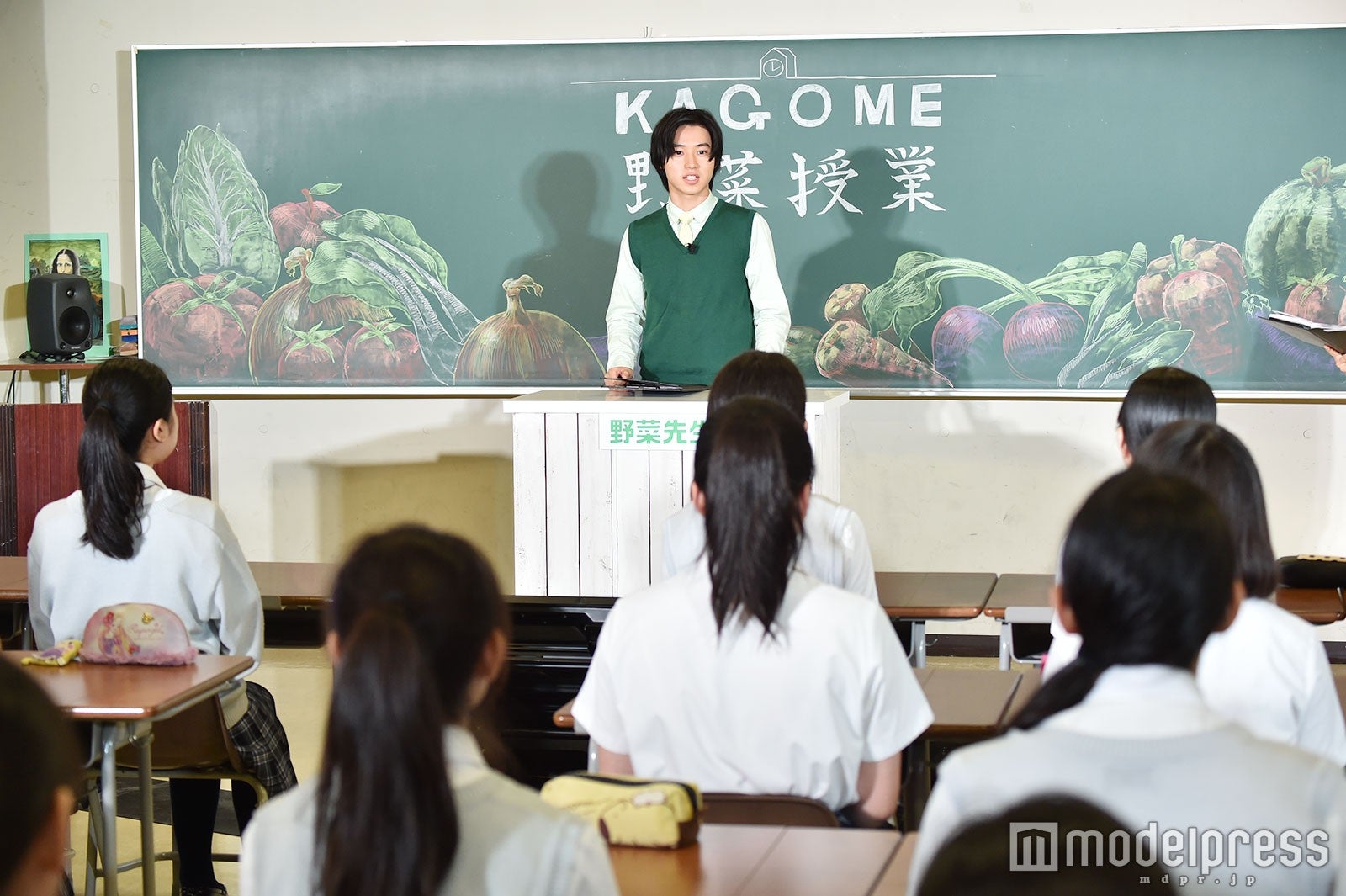 女子高生に講義をする山崎賢人（C）モデルプレス
