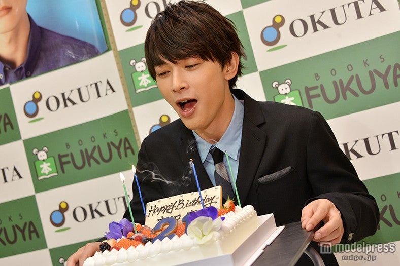 ろうそくを吹き消す