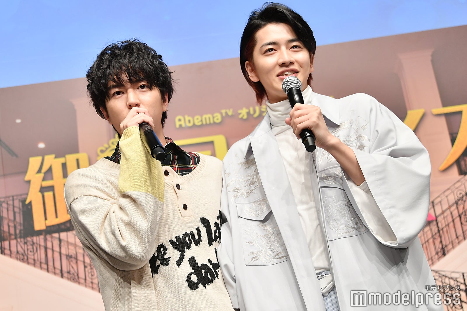 お手本を見せる稲葉友、飯島寛騎（C）モデルプレス