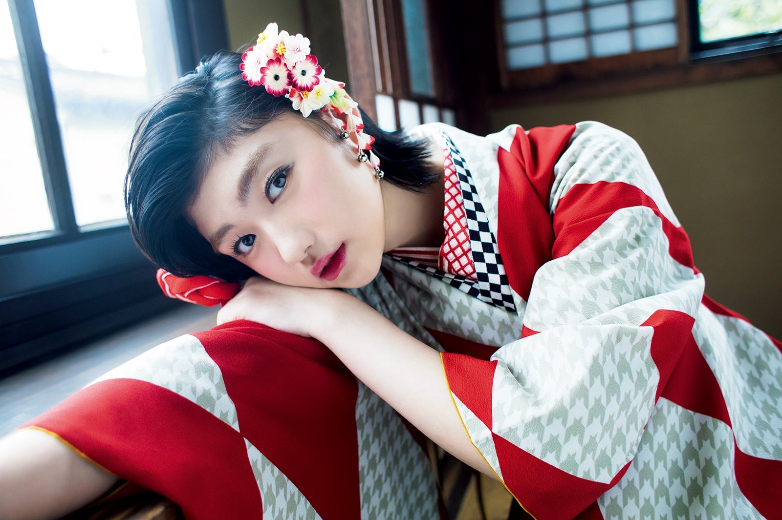 「私立恵比寿中学カレンダー2018.4-2019.3」11月：小林歌穂（画像提供：ワニブックス）