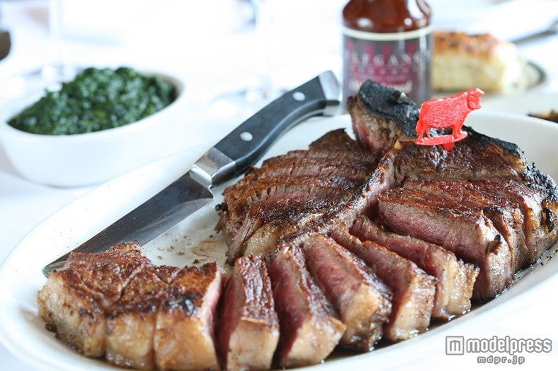 「ウルフギャングス・ステーキハウス」のジューシーなステーキ