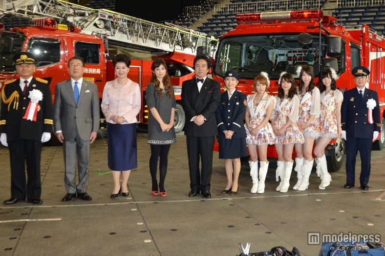 （左2番目から）徳光和夫、平野啓子、小倉優子、布施明、水前寺清子、高橋みなみ、大島優子、柏木由紀、松井珠理奈