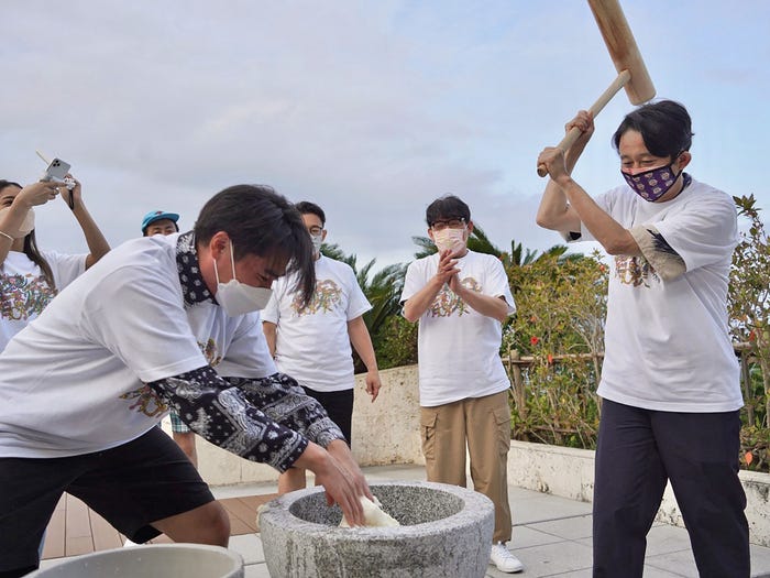 (左から)吉村崇、有吉弘行 (C)フジテレビ