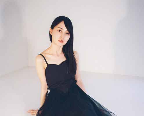 乃木坂46賀喜遥香、ブラックドレスで美デコルテ輝く 「WHITE graph」重版決定