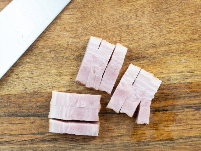 ベーコンブロックは、繊維を断ち切る方向に、1cm角の拍子切りにしておきます。