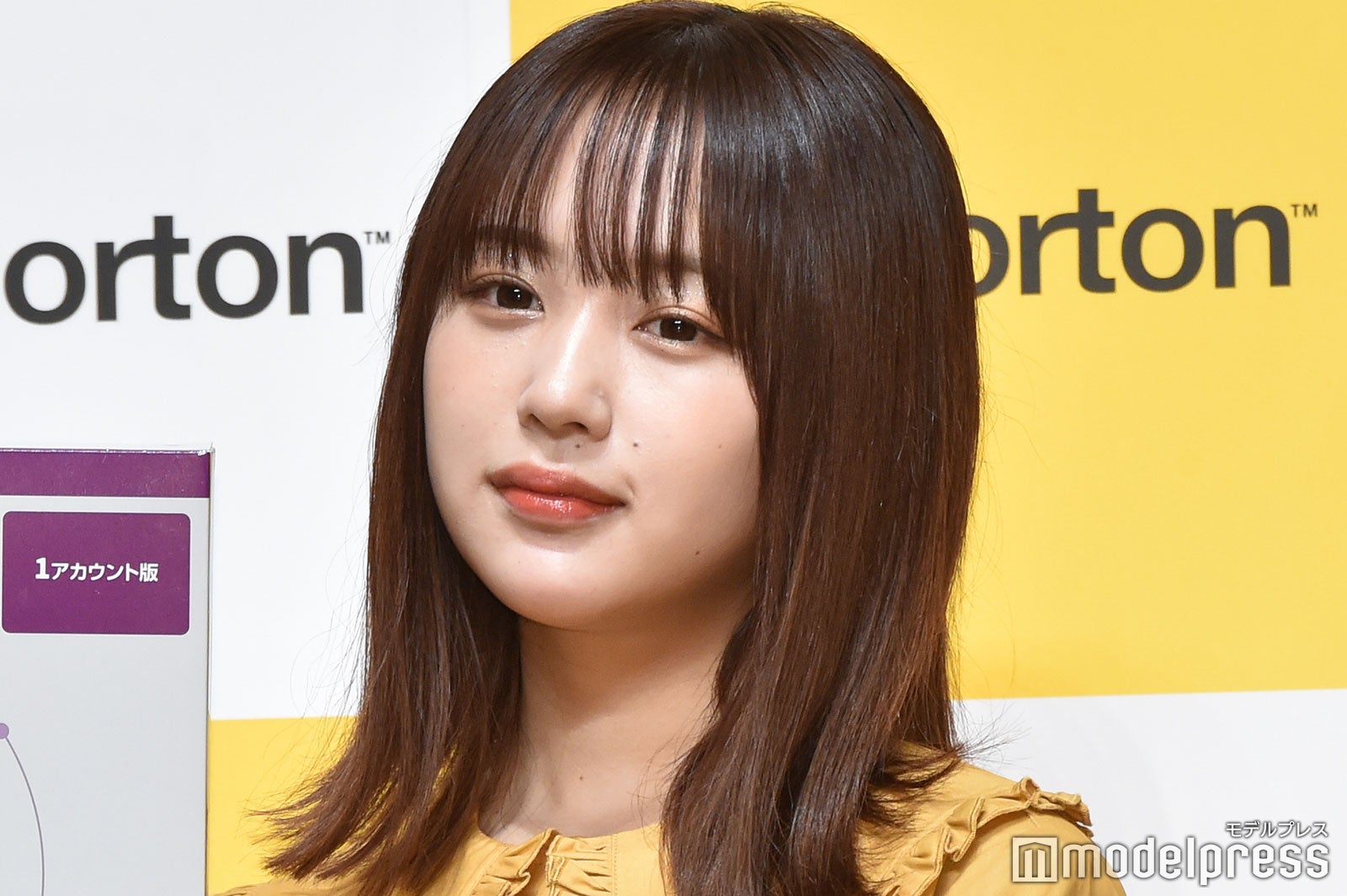 製品を持って写真撮影に応えるなえなの（C）モデルプレス