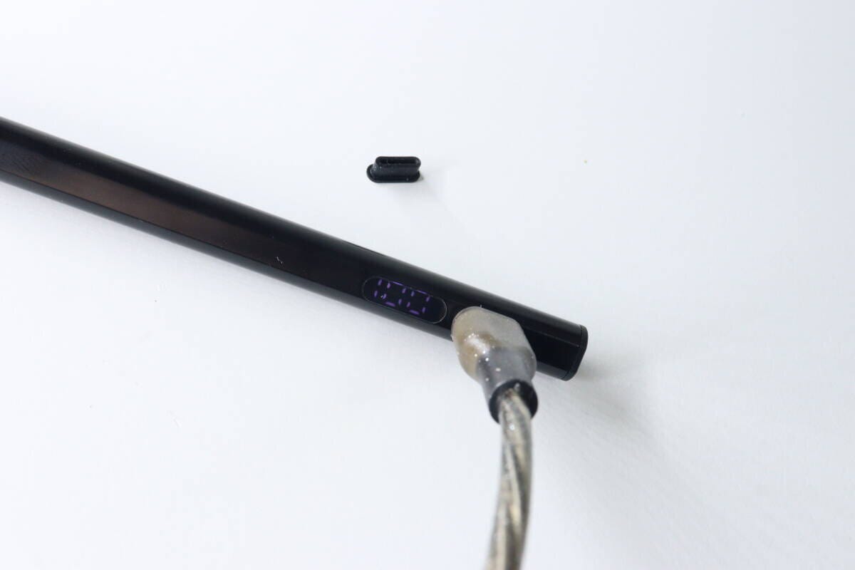充電式タッチペンのType-Cポートに充電ケーブルが差し込まれている様子