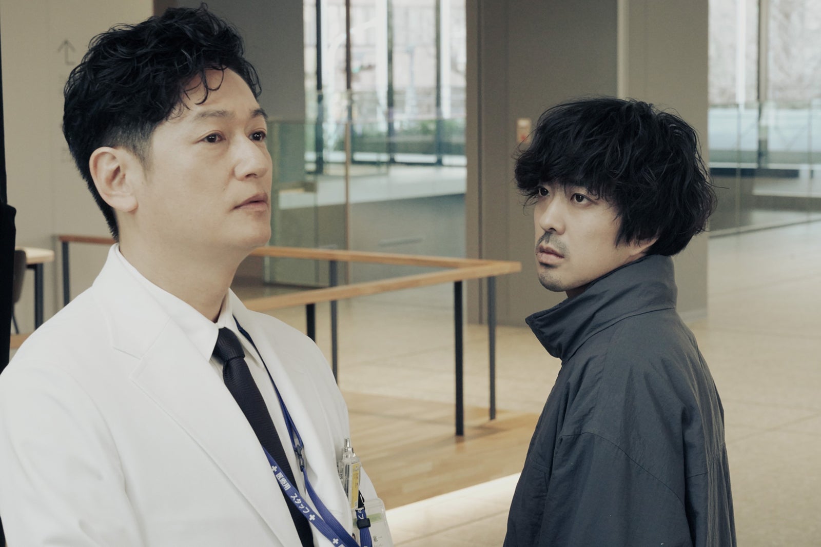 井浦新、若葉竜也「アンメット ある脳外科医の日記」第2話より（C）カンテレ