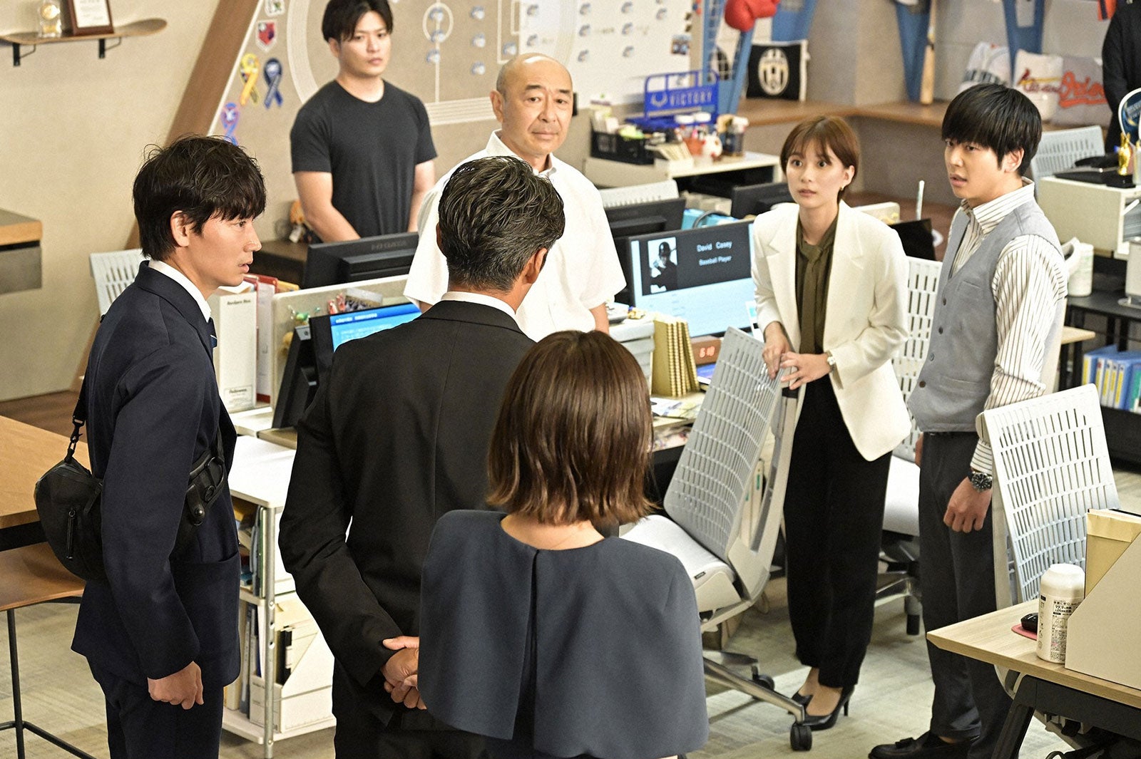 （左から）綾野剛、高橋克実、芳根京子、増田貴久／「オールドルーキー」第1話より（C）TBS