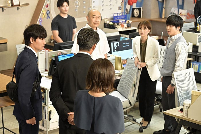 (左から)綾野剛、高橋克実、芳根京子、増田貴久/「オールドルーキー」第1話より(C)TBS