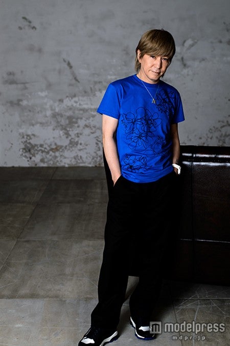 ディオールのパンツとスニーカーを合わせた小室哲哉