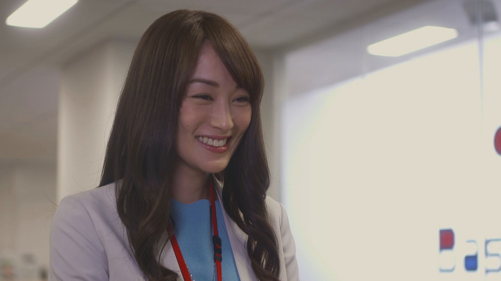 高梨臨主演「恋がヘタでも生きてます」 “即マネ”ポイントは「スーツ風ホワイトセットアップ」「ブラウンボトム」＜最終話コーデ解説＞