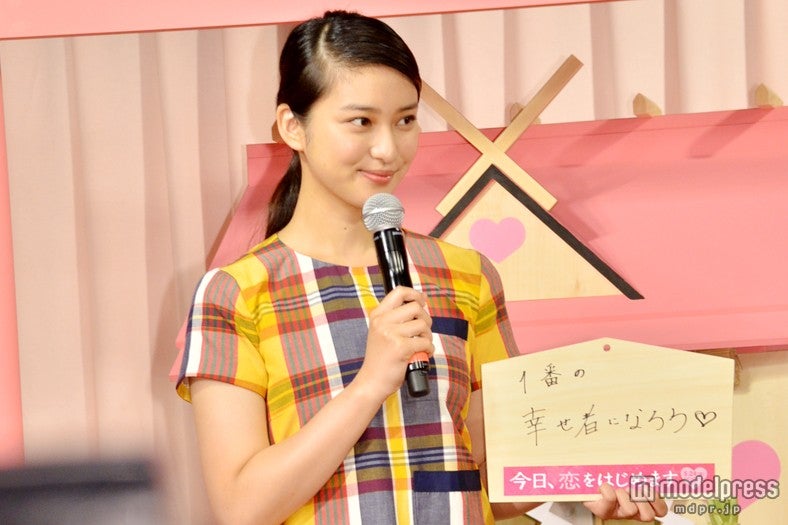 絵馬に書いた願い事を披露する武井咲