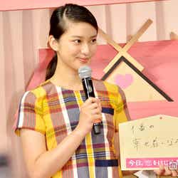 絵馬に書いた願い事を披露する武井咲