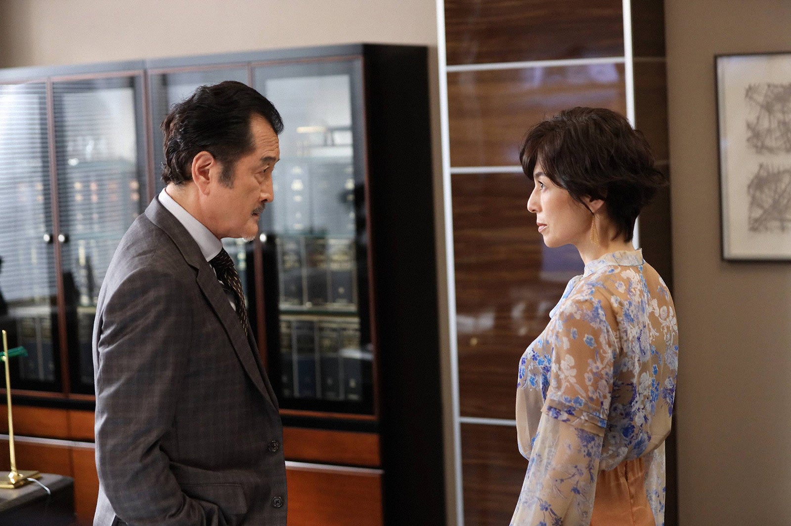吉田鋼太郎、鈴木保奈美「SUITS／スーツ2」第9話より（C）フジテレビ