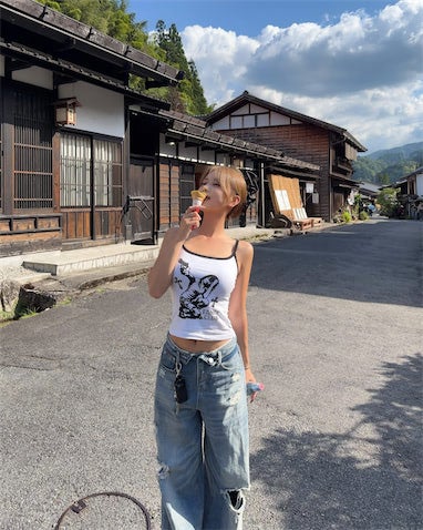 フォロワー26万人美女、"腹チラ"キャミソール姿でアイスぺろり「美しすぎるぞ」「スタイル抜群」