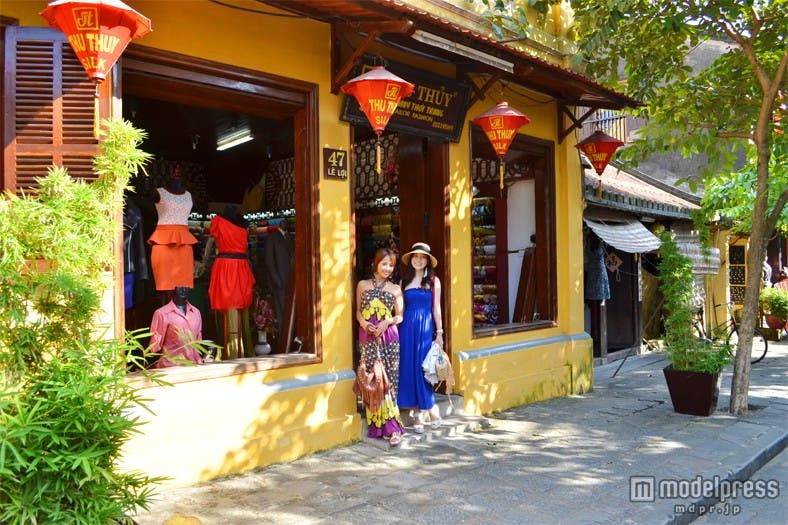 多くの建物がそのままの状態で観光客向けのショップに/ホイアン旧市街