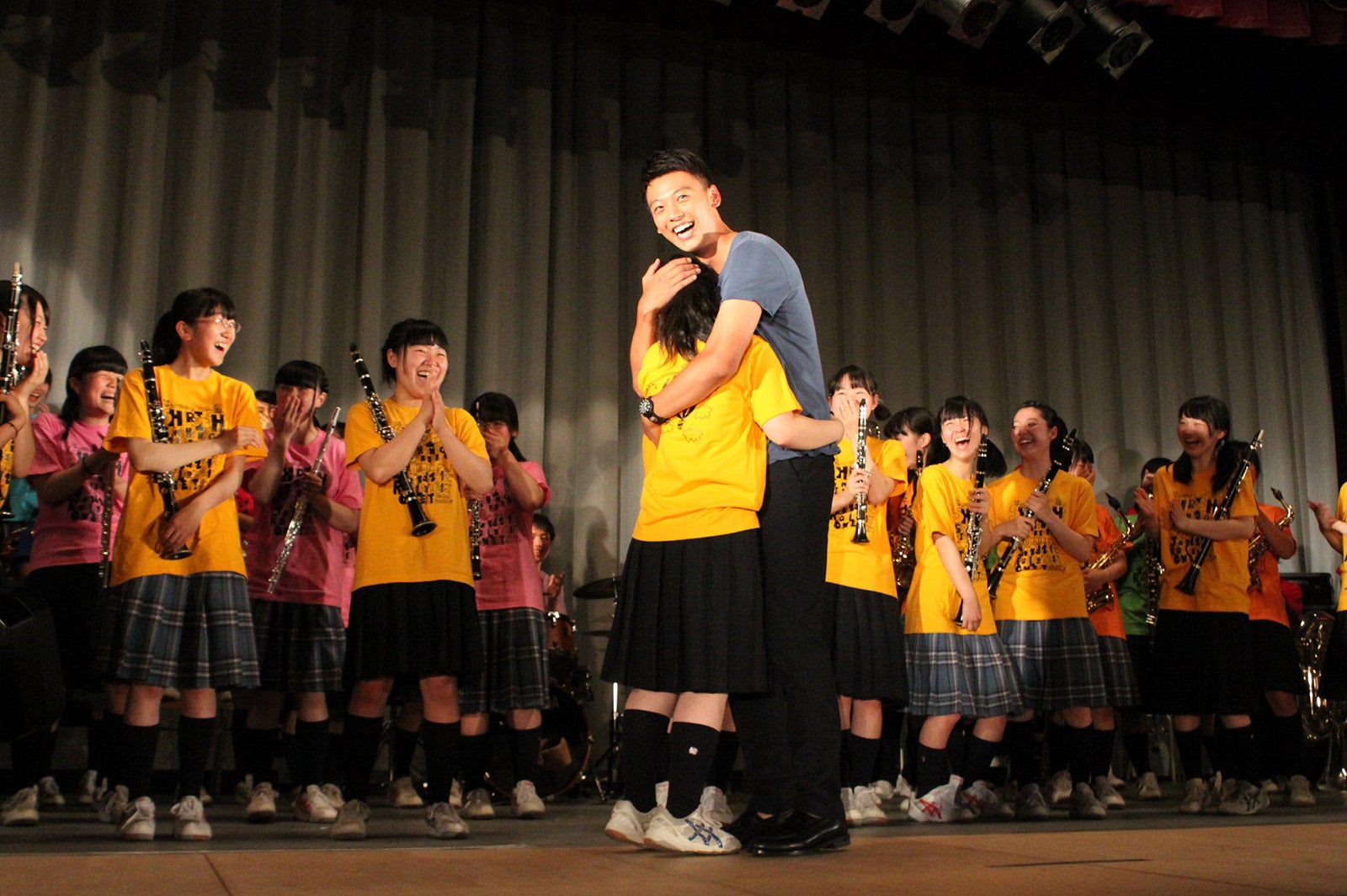 竹内涼真の“密着ハグ”に黄色い悲鳴 学園祭サプライズ登場でエール交換