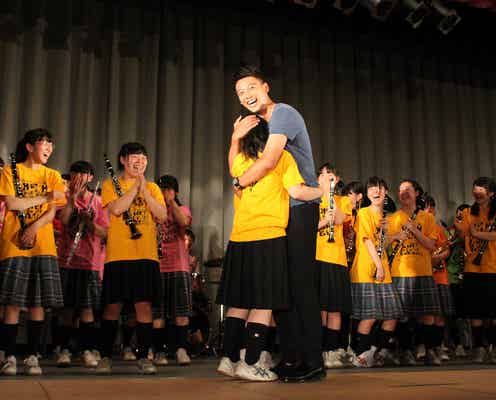 竹内涼真の“密着ハグ”に黄色い悲鳴 学園祭サプライズ登場でエール交換