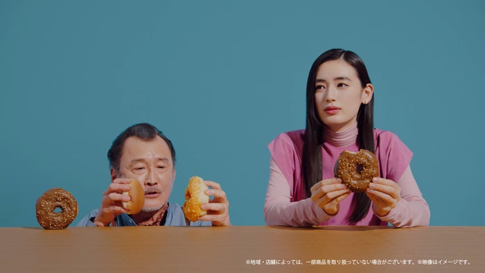 吉田鋼太郎、八木莉可子／新TVCM「超も～っちりパン」篇（提供写真）