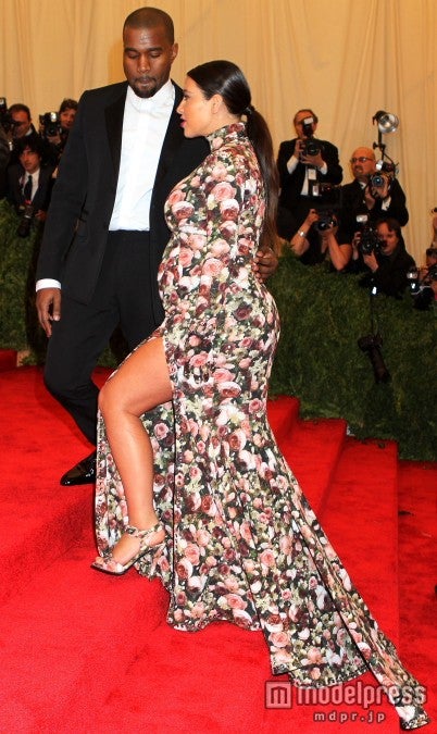 キム・カーダシアン、出産後もカニエからのプロポーズはまだ
