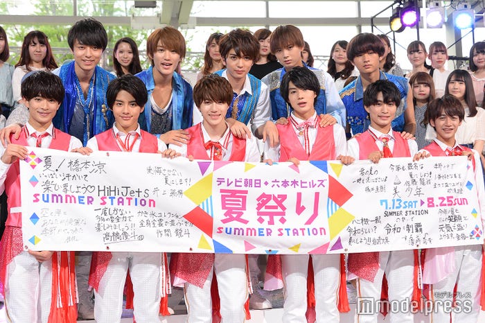 美 少年(前列左から)浮所飛貴、金指一世、岩崎大昇、佐藤龍我、那須雄登、藤井直樹/HiHi Jets(後列左から)作間龍斗、橋本涼、高橋優斗、井上瑞稀、猪狩蒼弥(C)モデルプレス