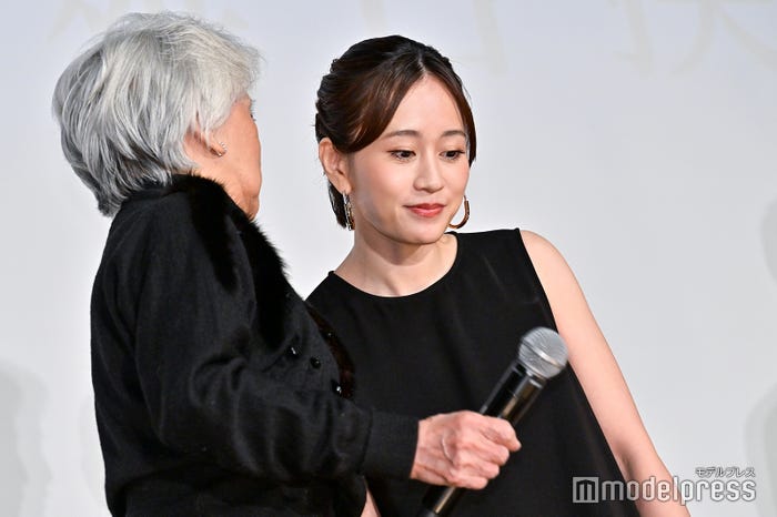 カルーセル麻紀、前田敦子(C)モデルプレス