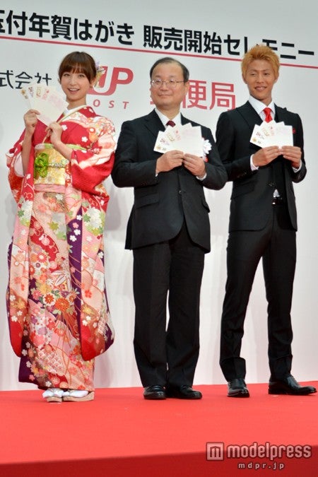 （左より）篠田麻里子、高橋亨社長、柿谷曜一朗選手