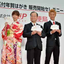 （左より）篠田麻里子、高橋亨社長、柿谷曜一朗選手