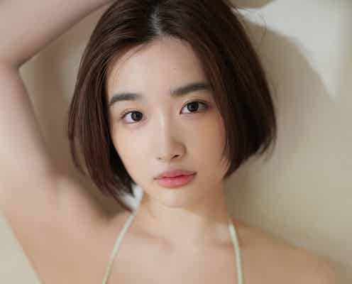 劇団4ドル50セント・安倍乙、人生初ショートカットで2年ぶり「BOMB」水着グラビア<独占カットあり>