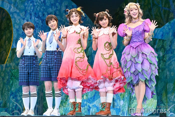 (左から)伊藤理々杏 、石井杏奈、高橋ひかる、熊谷彩春、大和悠河(C)モデルプレス