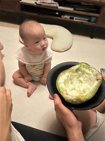小林礼奈、アイスに夢中な次女の姿に驚き「永遠に食べる」「あーんの口して待ってる」