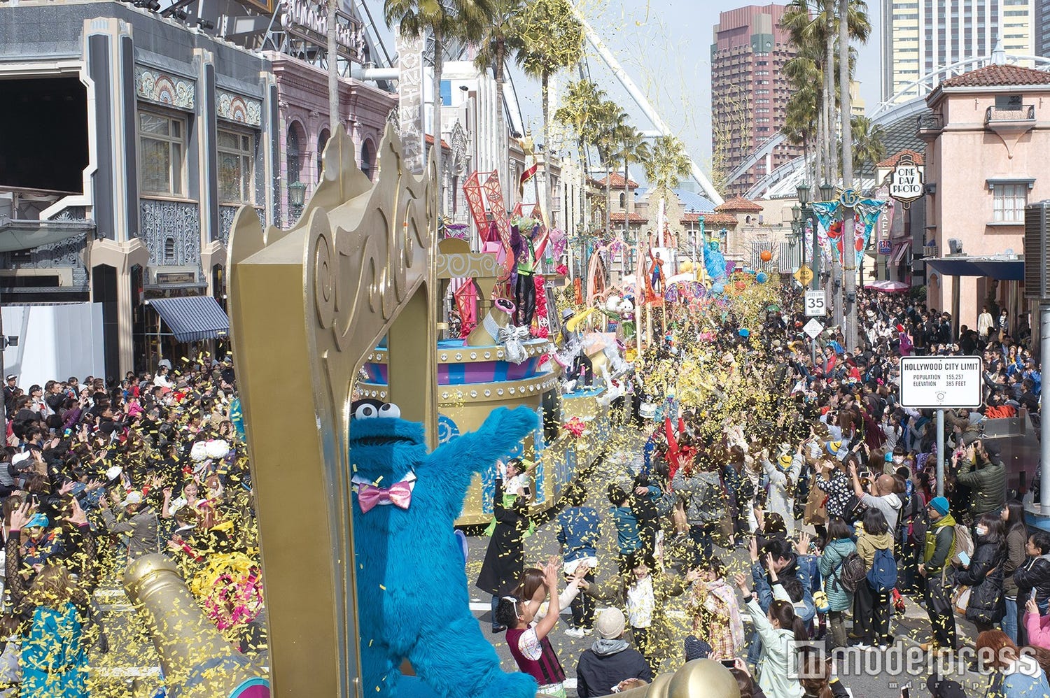 USJ、15周年パレード初お披露目 大量の泡&紙吹雪舞う“やり過ぎ”演出に熱狂