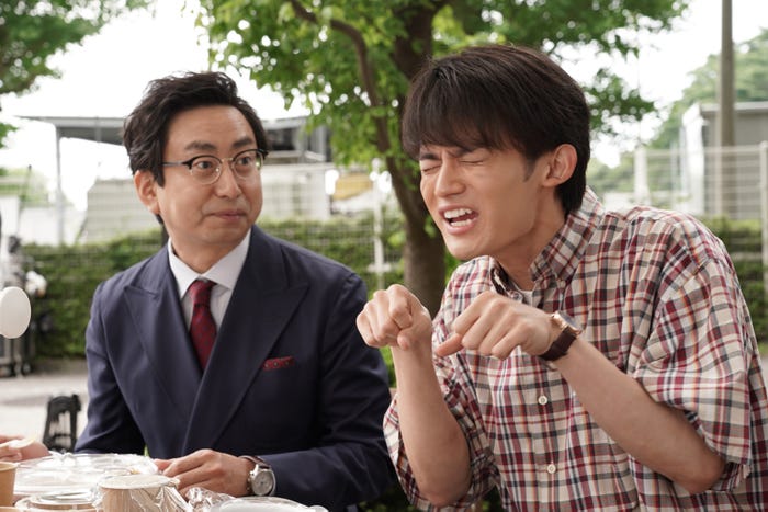 おいでやす小田、藤原大祐「転職の魔王様」第1話より(C)カンテレ