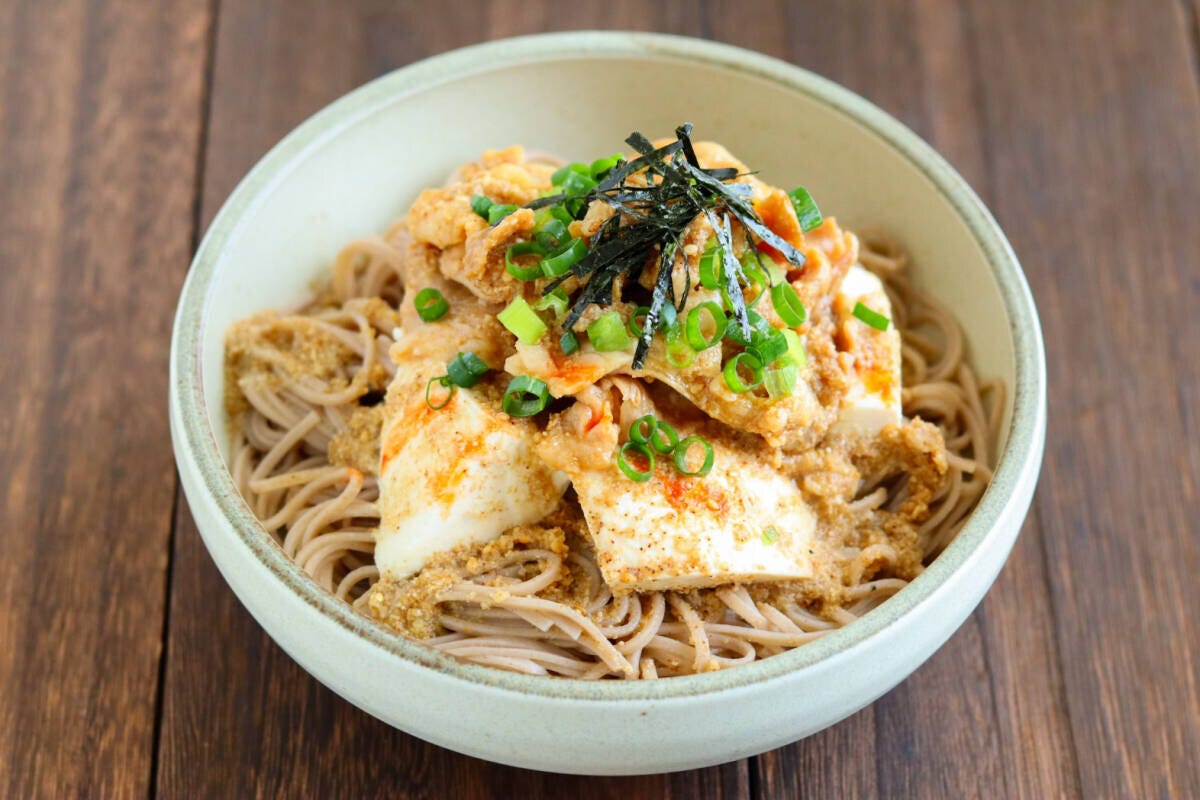 ラー油がかけられ完成した冷製豆腐甘辛肉そばの俯瞰
