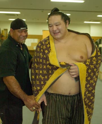 元大関魁皇の浅香山親方 戦闘竜さんの通夜に参列 弟弟子の亡きがらと対面 柩の前で手を合わせる背中から悲しみにじむ