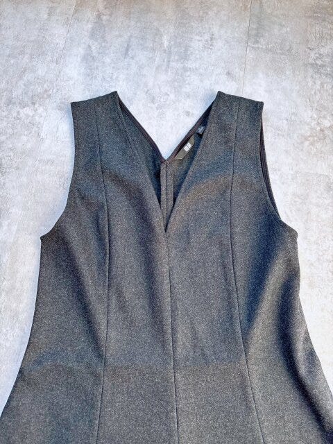 ユニクロブラッシュドジャージーワンピースのVネック部分