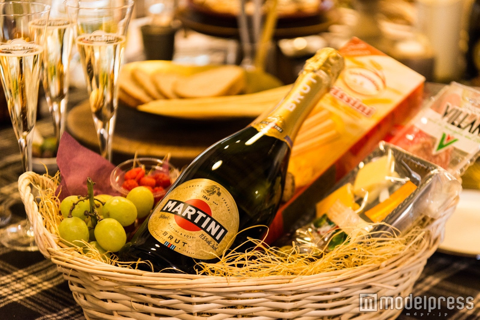 マルティーニ ブリュットとフードがセットになった「マルティーニ アペリティーボ パーティーセット」（C）モデルプレス