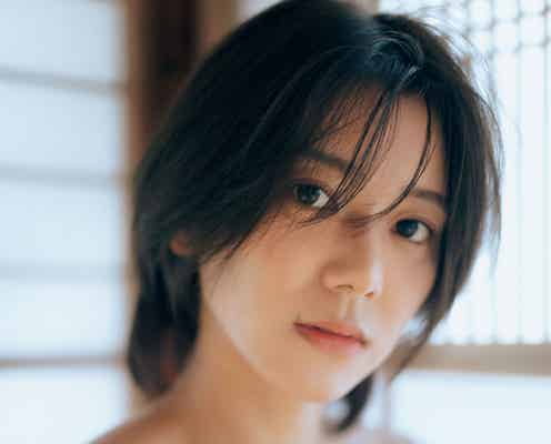 AKB48大西桃香、雑誌初披露の水着グラビアで美谷間チラリ